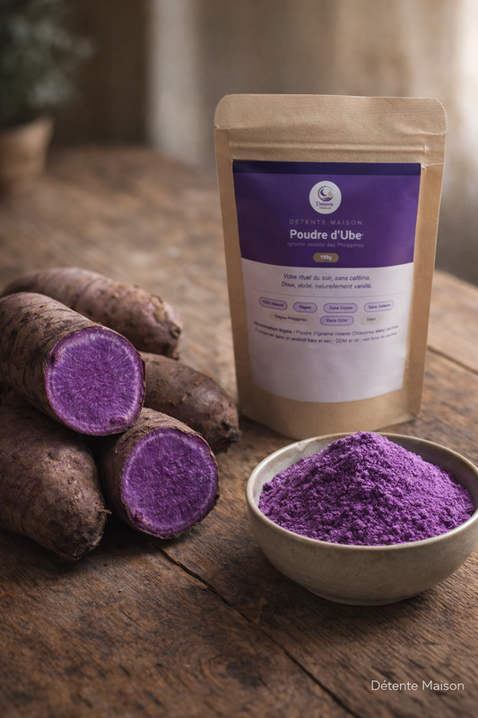Racine d'Ube violette entière et coupée avec poudre d'Ube sur une table en bois